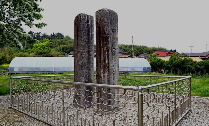 흥덕당간지주.jpg